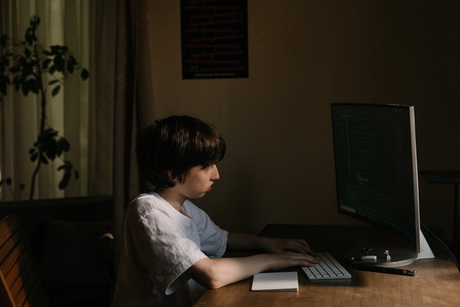 Portrait eines Teilnehmers vor einem Monitor mit Code