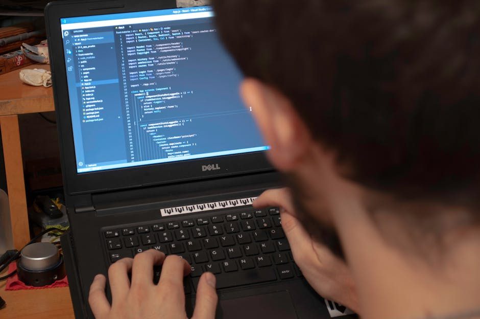 Portrait einer Teilnehmerin mit Laptop im Lernraum