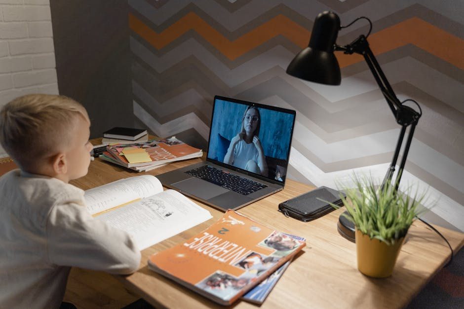 Portrait einer Absolventin mit Tablet und Projektskizze